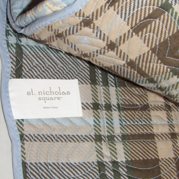 NWT St Nicholas Square Quilted Christmas Table Runner Reversible Blue Snowflake - Picture 4 of 4